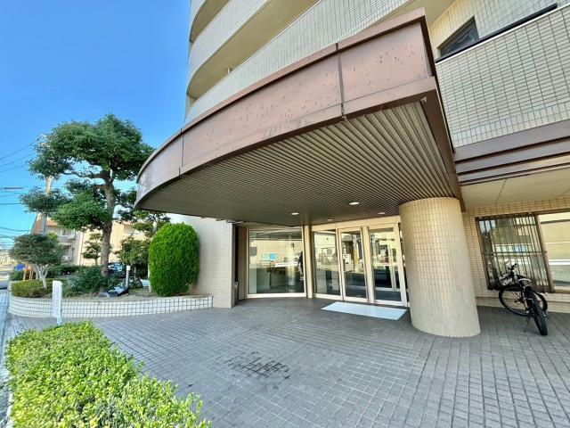 ロイヤルシャトー手柄南のエントランス