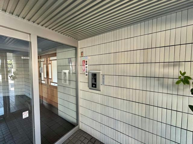 ロイヤルシャトー手柄南のエントランス