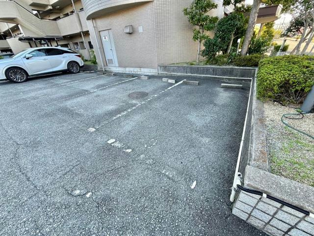 ロイヤルシャトー手柄南の駐車場