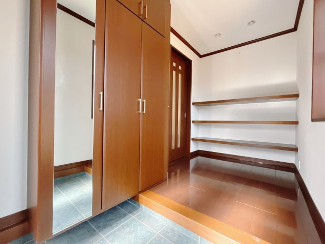 【中古戸建】伊勢崎市安堀町の玄関|■玄関｜収納豊富な玄関♪全身ミラー付き収納もあり、お出かけ前の身だしなみチェックもバッチリです！