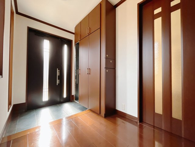【中古戸建】伊勢崎市安堀町の玄関|■■玄関｜毎日の「いってらっしゃい」や「お帰りなさい」を大切なご家族と過ごす玄関は〈使いやすさ〉を追求しております。玄関横の物入は急な来客時でもさっとお片付けできるスペースを確保しています。