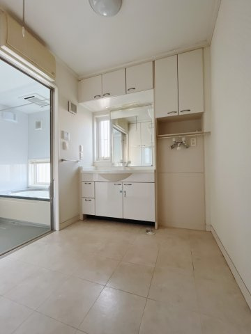 【中古戸建】伊勢崎市安堀町の独立洗面台|■洗面室｜朝のお出かけ準備に嬉しい三面鏡。鏡の裏には歯ブラシや整髪料などを収納できるスペースもあるので、いつでもスッキリ片付きます♪