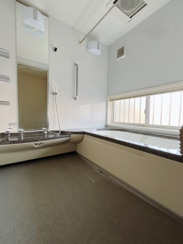 【中古戸建】伊勢崎市安堀町の浴室|■浴室｜デザイン性に優れた浴室♪1日の疲れを癒す、ゆったりとしたバスタイムをぜひお過ごしください(*＾＾*)大きな窓付きで嬉しい♪