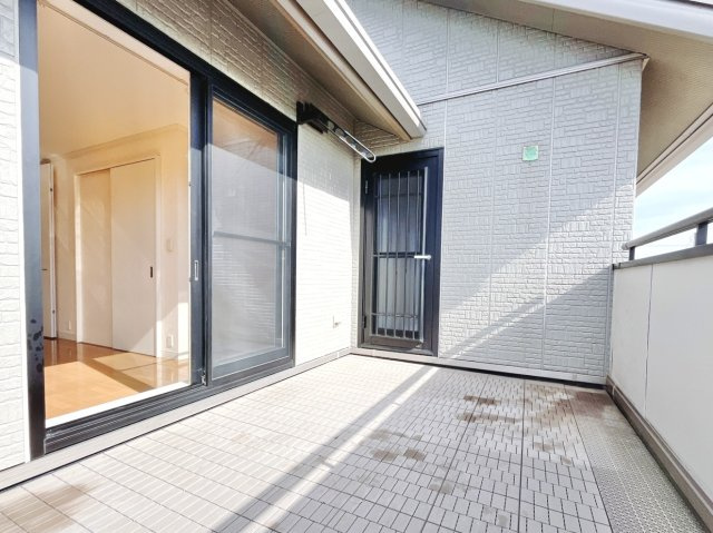 【中古戸建】伊勢崎市安堀町のバルコニー|■バルコニー｜普通のバルコニーより広い仕様のバルコニー。洗濯物やお布団だけでなく雨の日にたまった洗濯物はもちろん、プランターを置くことで家庭菜園も可能です♪