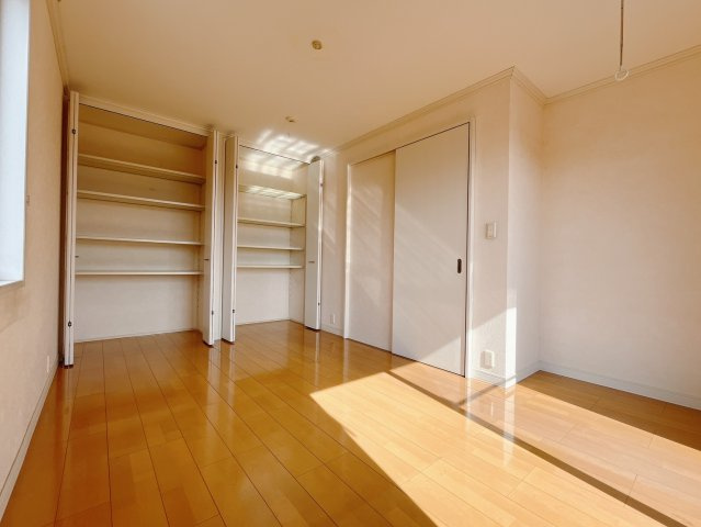 【中古戸建】伊勢崎市安堀町の洋室|■2階洋室｜ナチュラルカラーの床です。模様替えなどとても楽しく工夫できます♪陽当たり、風通しもとても良いので毎日快適な生活スタートです！子供部屋にも良いですね♪