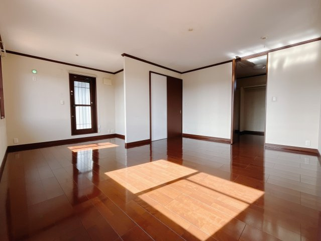 【中古戸建】伊勢崎市安堀町の寝室|■主寝室｜広い寝室ならインテリアも自由自在にお楽しみいただけます♪お外から帰ってきた後は寝室でゆっくり自分の時間をお過ごしください。