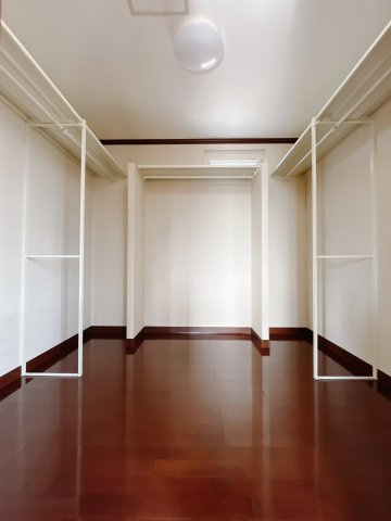 【中古戸建】伊勢崎市安堀町の収納|■WIC｜お洋服はもちろん、使う頻度の少ない家具や小物・場所を取りがちな旅行用のスーツケースなどもしまえます。また、厚手のコートをしまっても充分な広さを堪能できるプランです♪