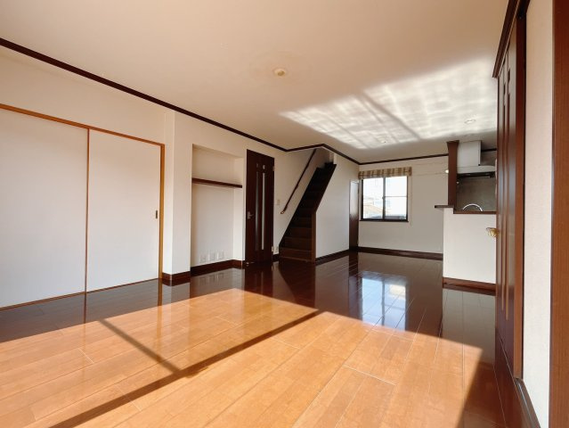 【中古戸建】伊勢崎市安堀町の居間・リビング|■リビング｜時の流れと共に陽射しは装いを変え空間に新たな彩りを与えます。一日中家に居ても飽きることなく過ごすことができる素敵な空間です♪