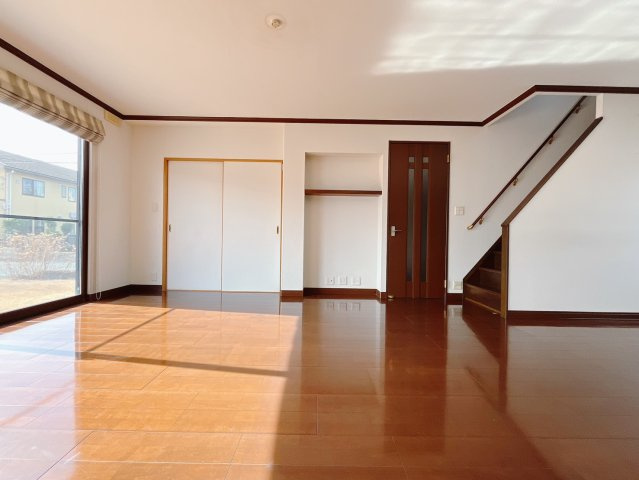 【中古戸建】伊勢崎市安堀町の居間・リビング|■リビング｜「いってらっしゃい」「ただいま」と顔を見ながら言えるリビング階段は家族のコミュニケーションをサポートするだけでなく、出入りが分かりやすいので防犯の面でも安心です♪