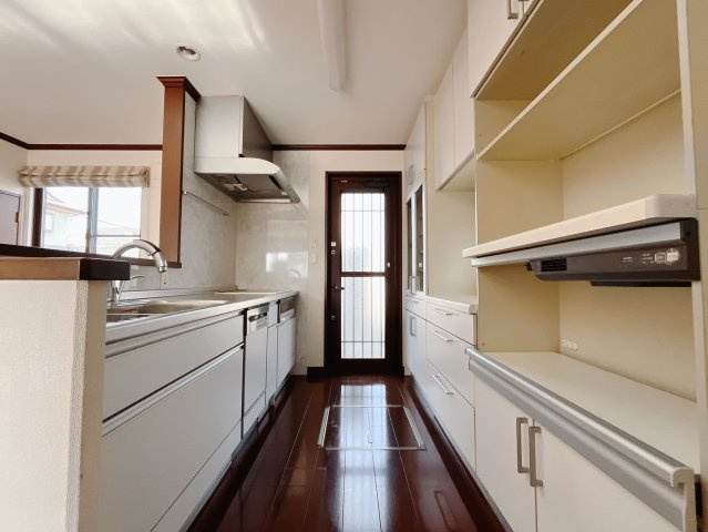 【中古戸建】伊勢崎市安堀町のキッチン|■キッチン｜ワークトップの幅が広く、お子様といっしょにお料理をつくったり、ちょっとしたパーティーも楽しめます。フラットなのでお掃除がしやすいのもポイントです♪