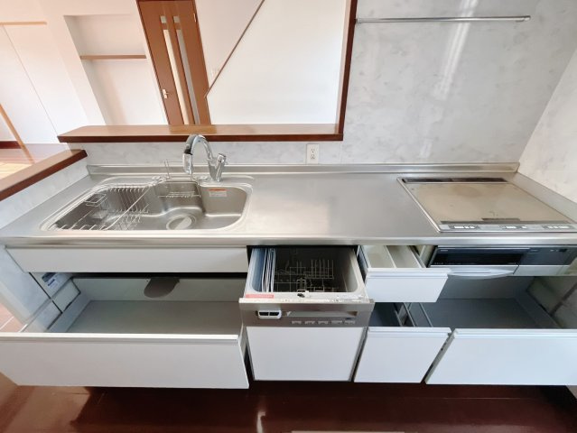 【中古戸建】伊勢崎市安堀町のキッチン|■キッチン｜ワークトップ下には、圧力鍋やパスタ鍋などのかさばる調理器具もラクラク収納可能なスライド収納！ものが溢れがちなキッチン回りもスッキリきれいに管理ができます♪