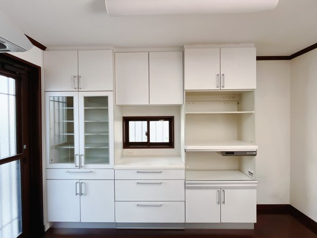 【中古戸建】伊勢崎市安堀町のキッチン|■キッチン｜大きなお鍋や調理用具のも出し入れラクラクな収納がたっぷり！毎日使う場所だからこそ、無理のない姿勢で作業できるのは嬉しいポイントですね(*＾＾*)♪