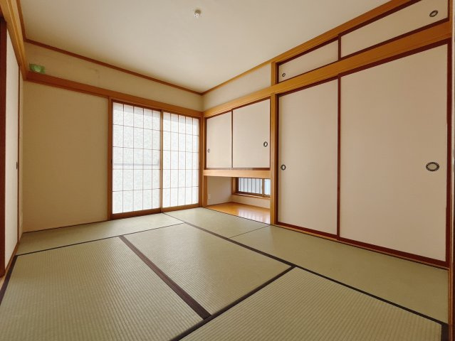 【中古戸建】伊勢崎市安堀町の和室|■1階和室｜リビングと繋がっている和室は、お子様の様子を見守りながらお洗濯物を畳んだり、家事の合間のちょっとした休憩やのんびりお昼寝にも♪セカンドリビングとしてもお使いいただけます。