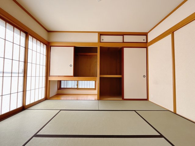 【中古戸建】伊勢崎市安堀町の和室|■1階和室｜和室でしか味わえない畳ならではの香りや素材で和のやすらぎを感じてください♪休日はお子様とお昼寝するのにも最適です！