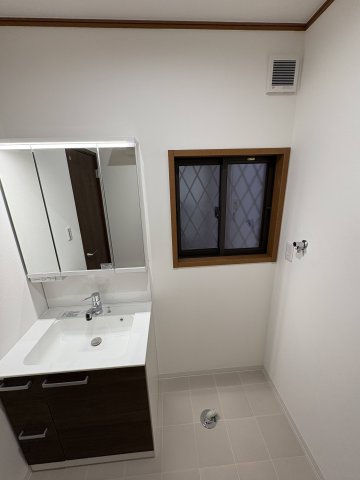 大阪府東大阪市渋川町2丁目の独立洗面台|独立洗面台、朝の身支度には欠かせません