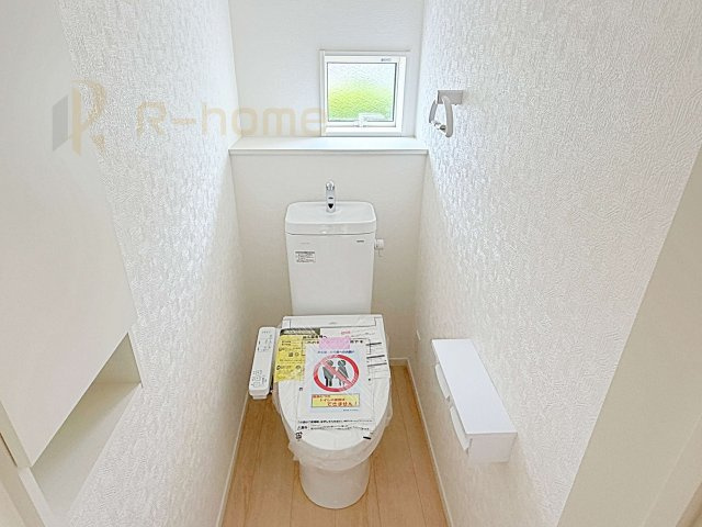 土浦市神立東第5　新築戸建て　1号棟のトイレ|温水洗浄便座付きのトイレ。
トイレが２ヵ所設置で朝の忙しい時間でも安心です。