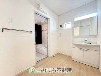 【洗面所】 | CRADLEGARDEN小山市東間々田第7　3号棟 | シャンプードレッサーで朝の身支度♪伸びるホースでお掃除も簡単清潔です！