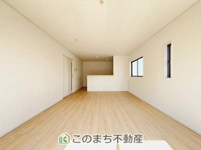 【居間・リビング】 | CRADLEGARDEN小山市東間々田第7　3号棟 | 開放感のある広々としたリビング☆家族みんなでゆったりくつろげます♪
南側から暖かな日差しが差し込みます♪キッチンからリビングの様子がよく見渡せます☆