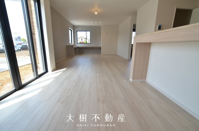 【居間・リビング】 | 綾瀬市深谷南５丁目 新築戸建て 全3棟【仲介手数料無料】