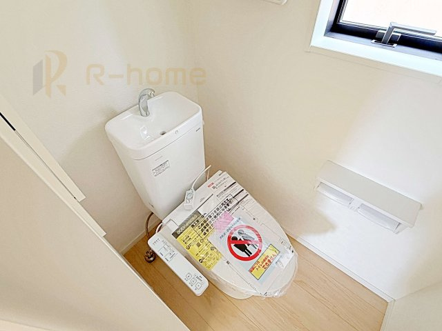 土浦市神立東第5　新築戸建て　2号棟のトイレ|温水洗浄便座付きのトイレ。
トイレが２ヵ所設置で朝の忙しい時間でも安心です。