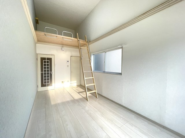 春日部市豊町５丁目のアパートの居間・リビング