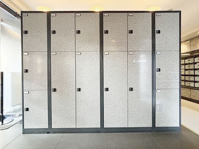 【設備】 | フロール巣鴨 | 仕事をしたり、家をあけがちな人にとっては必須となる、宅配BOX。ネット通販や宅配サービスの利用頻度が高い人にとっても、うれしい設備です。～即日のご見学可能～　お問合せはお気軽にどうぞ。