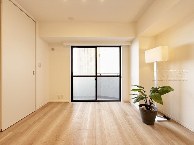 【寝室】 | フロール巣鴨 | 窓から明るい光が差し込む洋室。ベッドを置いて個人居室にする場合は、多くの時間を過ごすことになる空間です。使い勝手や落ち着きを想像してください。～即日のご見学可能～　お問合せはお気軽にどうぞ。