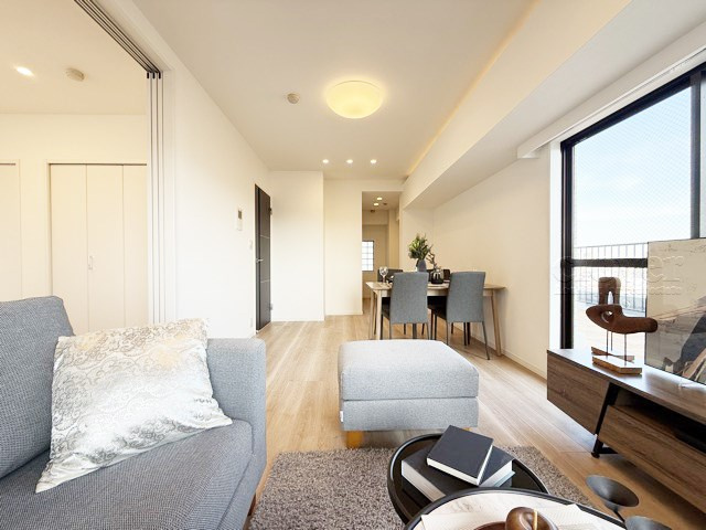 【居間・リビング】 | フロール巣鴨 | ゆったりと過ごせるよう機能的にデザインされたLDK（リビング・ダイニング・キッチン）の様子。その明るさや奥行きを感じてください。～即日のご見学可能～　お問合せはお気軽にどうぞ。