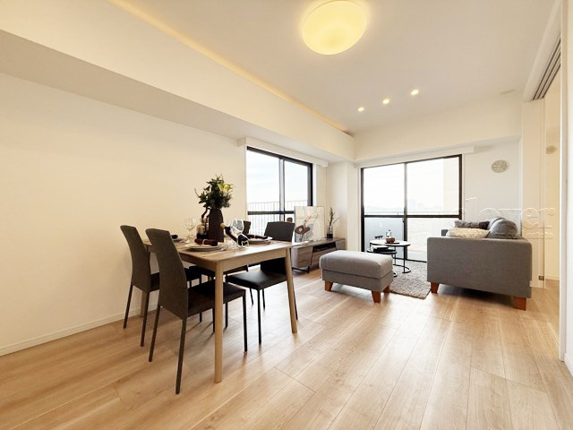 【ダイニング】 | フロール巣鴨 | 広くスペースをとってあるLDK。この空間に、どのように家具を配置していくのかを考えるのが、住宅購入時のなによりの楽しみです。～即日のご見学可能～　お問合せはお気軽にどうぞ。