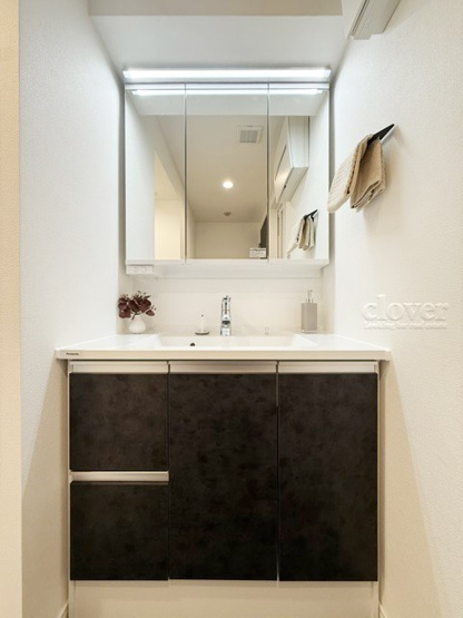 【独立洗面台】 | フロール巣鴨 | 三面鏡タイプの独立洗面台。鏡の裏スペースは収納になっています。毎朝、鏡に映った背景自体が「新居」の喜びを増幅してくれそうです。～即日のご見学可能～　お問合せはお気軽にどうぞ。