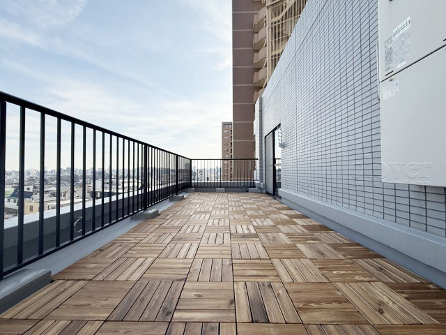 【バルコニー】 | フロール巣鴨 | 陽当りの良さが自慢のバルコニーには、太陽光がさんさんと降り注ぎます。気分爽快な新生活を十分に想像できますね。～即日のご見学可能～　お問合せはお気軽にどうぞ。