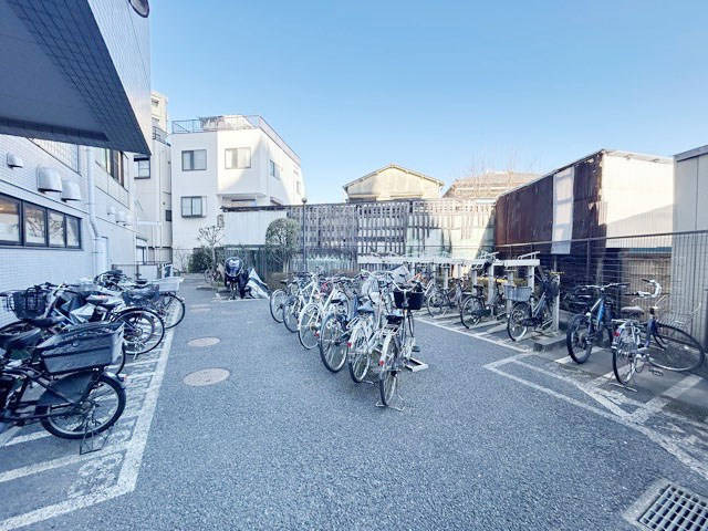 【駐輪場】 | フロール巣鴨 | 自転車置き場。マンションの共用部にあたります。空きの有無や駐輪料金、各戸の台数制限などについては、改めてお問い合わせください。～即日のご見学可能～　お問合せはお気軽にどうぞ。