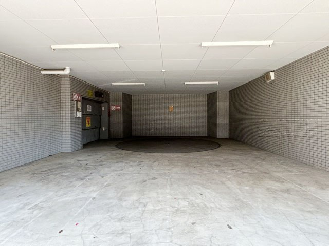 【駐車場】 | フロール巣鴨 | マンションの駐車場スペース。空きの有無や駐車料金、サイズ規定などについては、改めてお問い合わせください。～即日のご見学可能～　お問合せはお気軽にどうぞ。