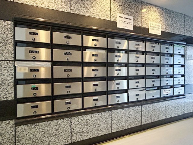 【設備】 | フロール巣鴨 | ロック式の集合ポスト。セキュリティや個人情報に対する意識の高まりが強い昨今では、ポストにロックがかかることも大事なポイントになります。～即日のご見学可能～　お問合せはお気軽にどうぞ。