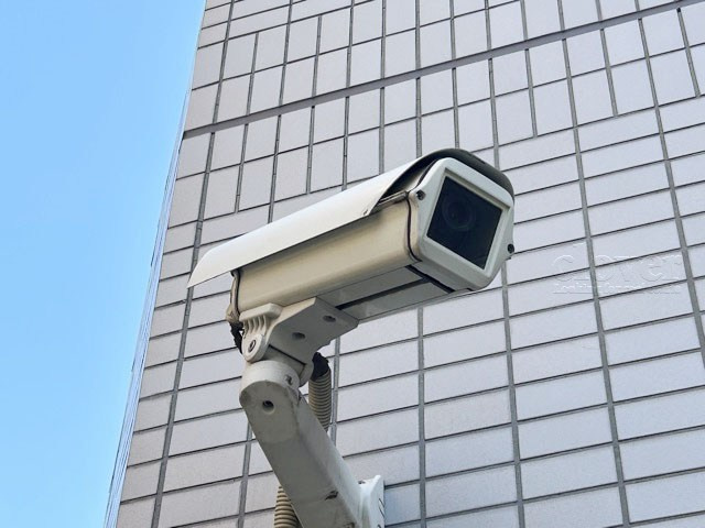 【防犯設備】 | フロール巣鴨 | 建物や敷地の隅々に目を光らせる防犯カメラが設置されています。現地を見学される際には、カメラの存在やその台数にも意識を払ってみてください。～即日のご見学可能～　お問合せはお気軽にどうぞ。