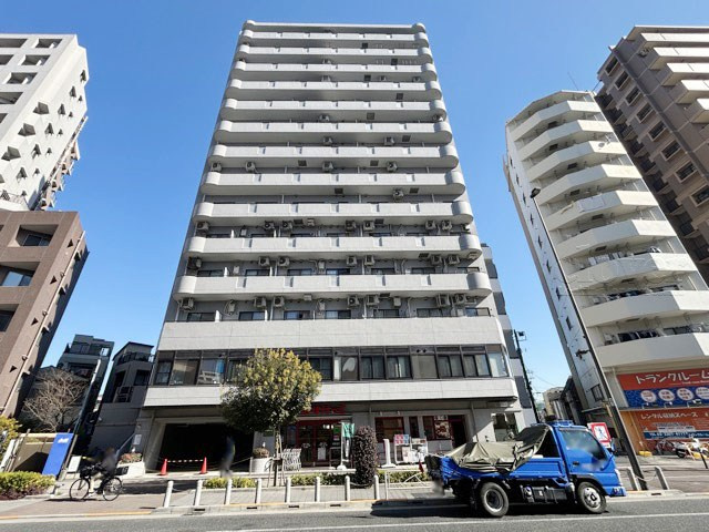 【外観】 | フロール巣鴨 | 手入れの行き届いた外壁やエントランスなど、「見ればわかる」レベルで清潔感を保ったマンションです。築年数を感じさせない姿で皆様をお出迎えします。～即日のご見学可能～　お問合せはお気軽にどうぞ。