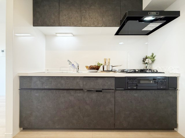 【キッチン】 | フロール巣鴨 | システムキッチンの様子。収納力もしっかり確保されており、気分よく調理や洗い物に精を出せそうですね。～即日のご見学可能～　お問合せはお気軽にどうぞ。