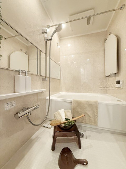 【浴室】 | フロール巣鴨 | 新規設置されたバスルーム。疲れと体の汚れを落とし、明日への活力を蓄える、癒しの空間です。お風呂がピカピカの新品というのは、気分が上がります。～即日のご見学可能～　お問合せはお気軽にどうぞ。