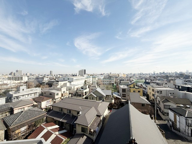 【展望】 | フロール巣鴨 | 眼前に広がる空の雄大さと、このお部屋の自慢の一つである「眺望」をご覧ください。毎日、この景色を独り占めできる新生活に夢が広がります。～即日のご見学可能～　お問合せはお気軽にどうぞ。