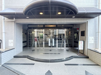 【エントランス】 | オートロックを備えた、マンションのエントランス。やはりセキュリティの観点は欠かすことができません。皆様を“安全”に送り出し、出迎えてくれます。～即日のご見学可能～　お問合せはお気軽にどうぞ。