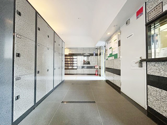 【ロビー】 | フロール巣鴨 | 宅配ボックスや集合ポストなどを備えたエントランスホール。ここもマンションの顔となる部分であり、しっかりと清掃の行き届いたさまに安心感をおぼえます。～即日のご見学可能～　お問合せはお気軽にどうぞ。