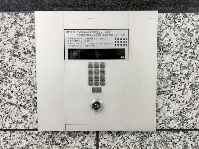 【防犯設備】 | フロール巣鴨 | オートロックを備えた、マンションのエントランス。やはりセキュリティの観点は欠かすことができません。皆様を“安全”に送り出し、出迎えてくれます。～即日のご見学可能～　お問合せはお気軽にどうぞ。