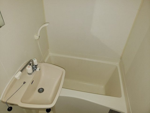 レオパレスＮＡＧＡＫＵＲＡの浴室