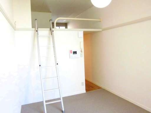 レオパレスサンハイムⅡの居間・リビング