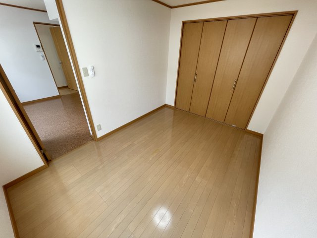 サンライフ小阪の寝室|こちらのリビングで趣味の時間をお楽しみください