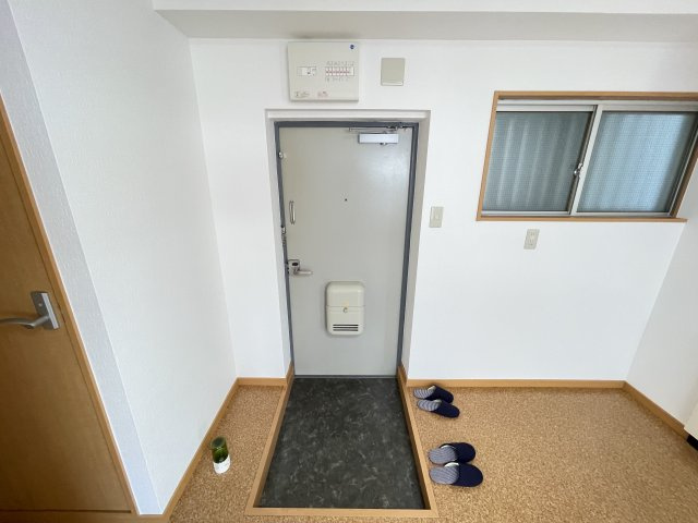 サンライフ小阪の玄関|収納もある玄関です