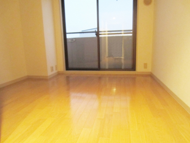 栗生ハイツの居間・リビング|フローリングのきれいな室内