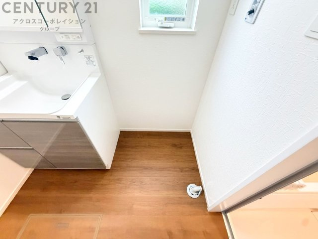 洗濯物の仕分け作業がしやすく、整理整頓が容易になります。洗濯音や湿気を他の部屋に持ち込まず、生活環境を快適に保ちます。上部を活用すれば収納スペースを確保でき洗剤や洗濯用品の整理もしやすくなります。