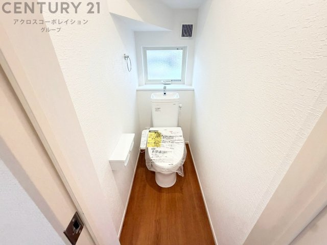 温水洗浄便座付トイレは温水洗浄機能により、暖かい水でおしりを洗浄することができ、冷たい水を使う従来の便座に比べ、温水洗浄機能で暖かいトイレを提供し、快適な使用を可能にします。