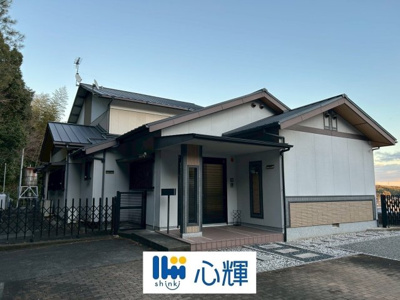 【外観】 | 山陽小野田市石井手1丁目 中古住宅／平屋・5LDK＋離れ | 明るい日差しが差し込む現地。車もゆったり駐めることができます。ぜひ現地をご覧ください。
